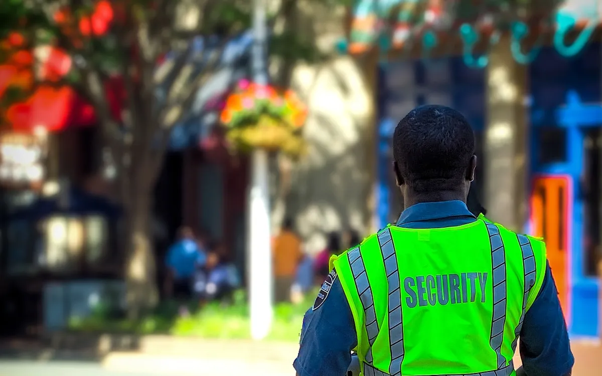 Agent de sécurité au contrôle d’accès d’un événement en soirée