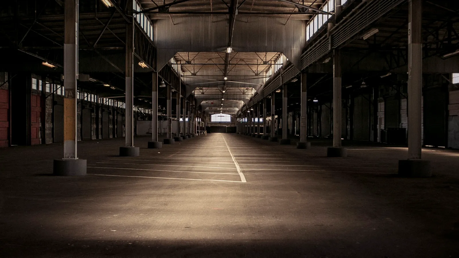 Entrepôt industriel et quais de chargement éclairés la nuit