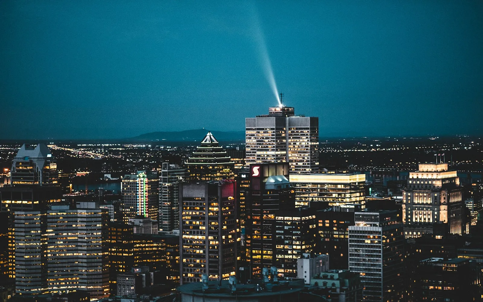 Centre-ville de Montréal la nuit
