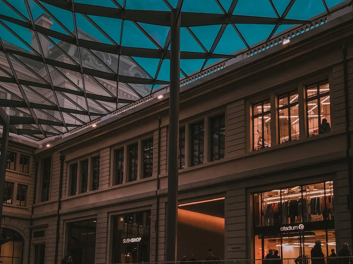 Stationnement de centre commercial éclairé après la fermeture